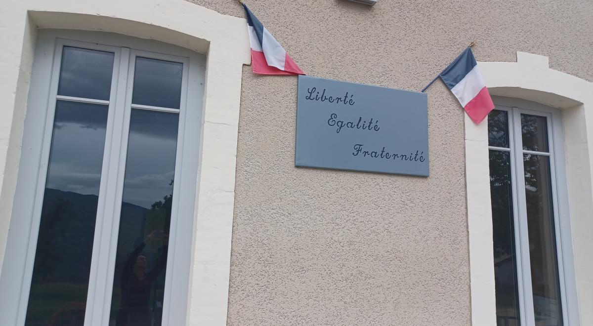 panneau liberté égalité fraternité